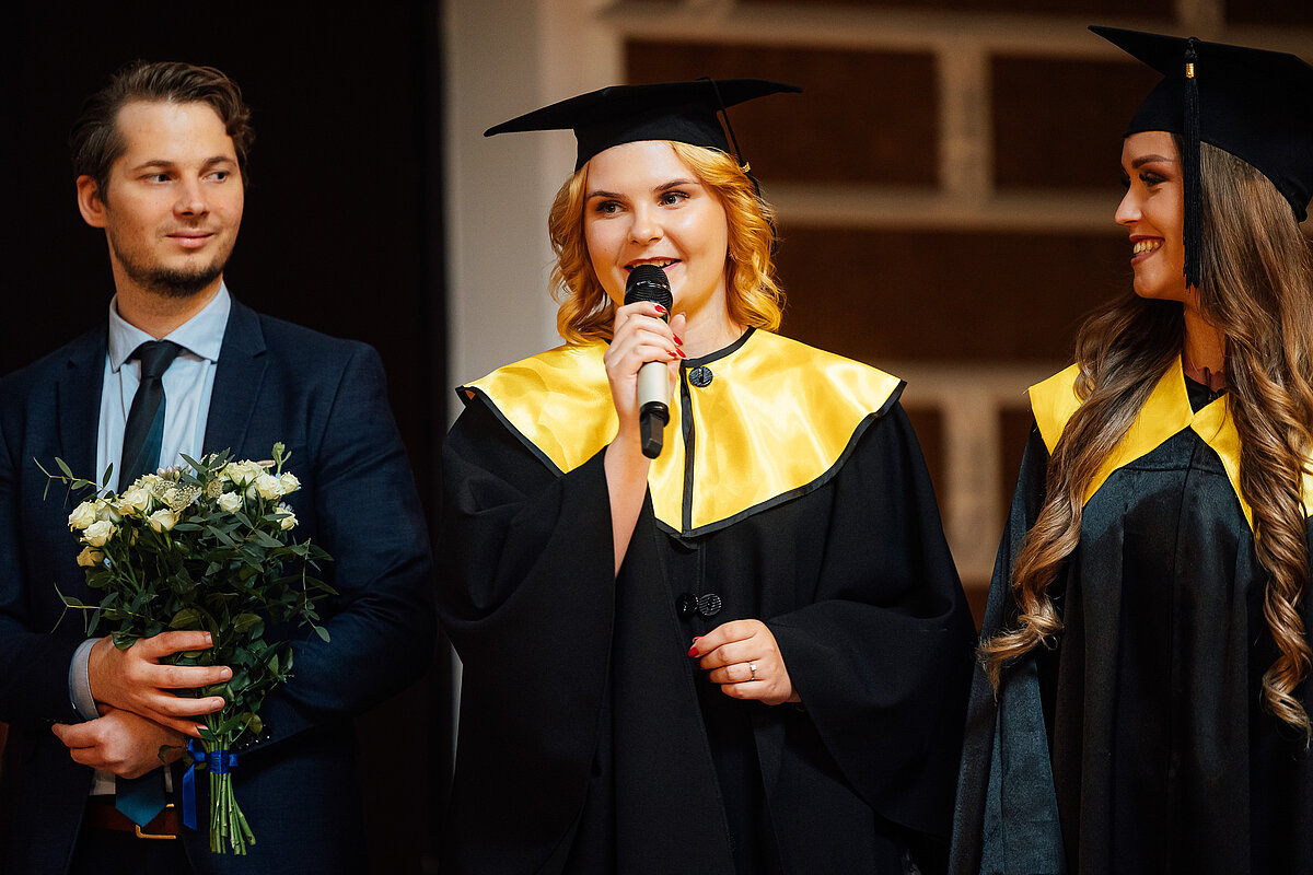 LU Banku augstskolas absolventu runa, fotogrāfija