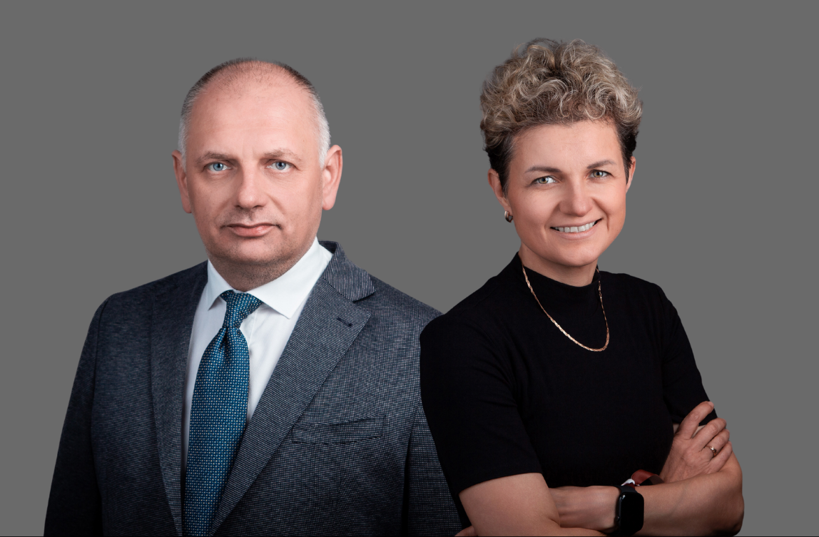 Fotoattēls: (no kreisās) studiju programmu direktors Andris Fomins, studiju programmu direktore Ilona Platonova